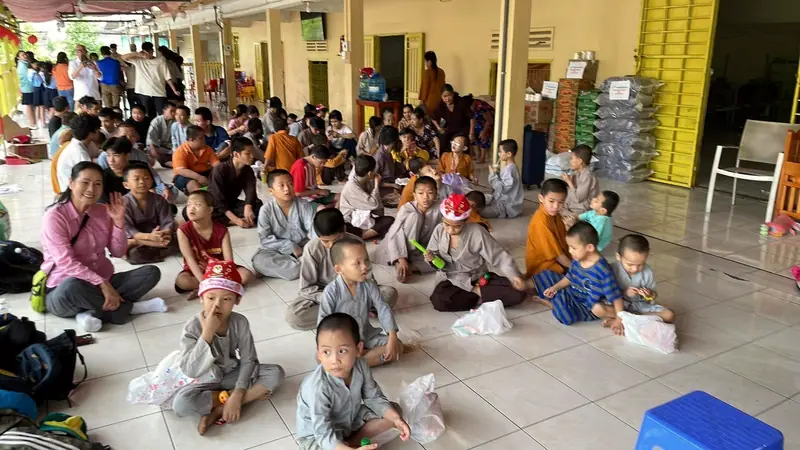 Children and monks at Tu Hanh Pagoda