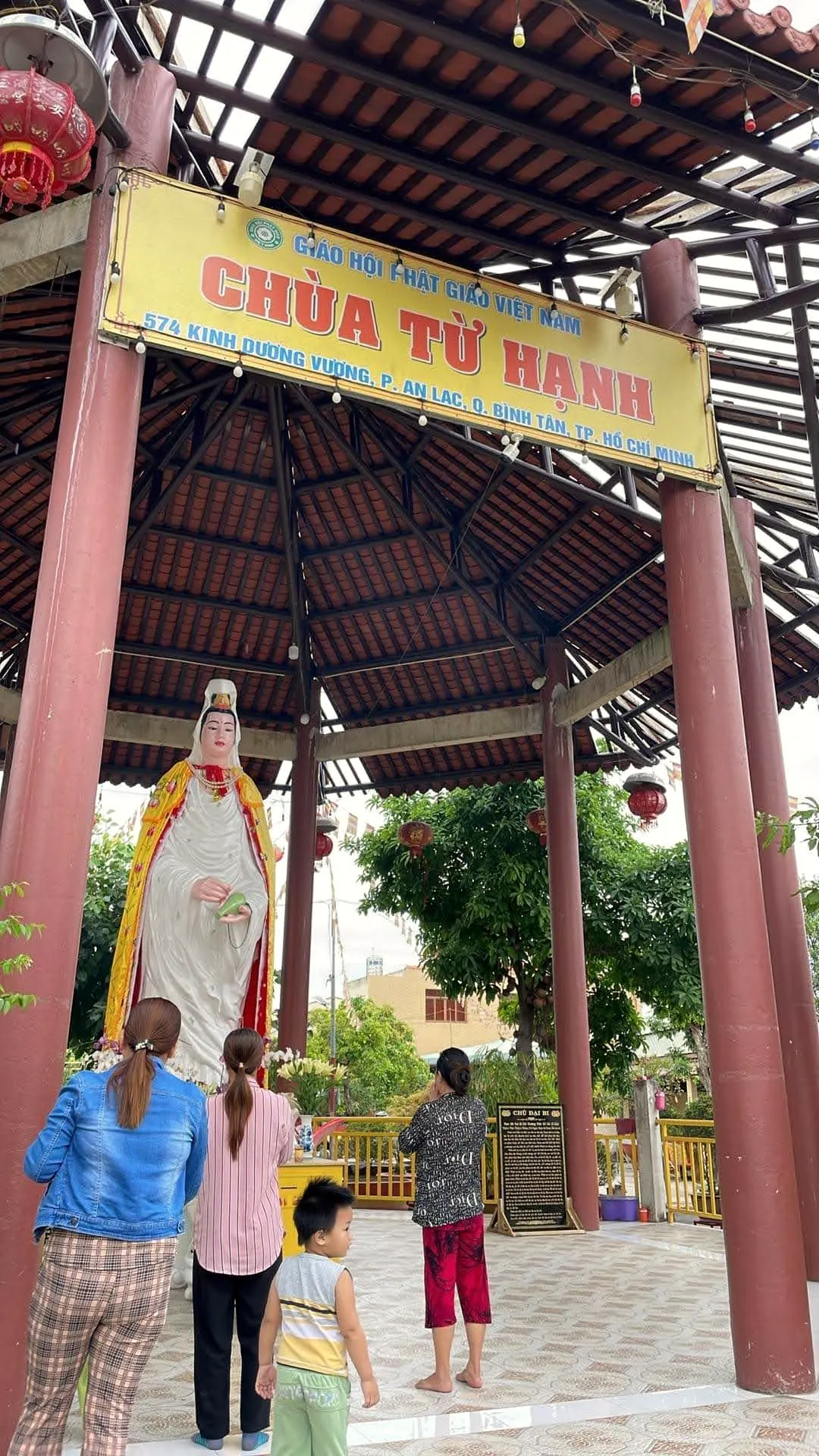The gate of Chùa Tu Hanh